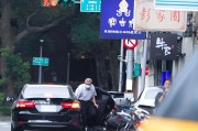 博白台当局这个单位的公车，给了狗了