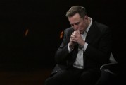 博白特斯拉股价收涨超3%：特朗普无意沟通，马斯克父亲劝儿子低头